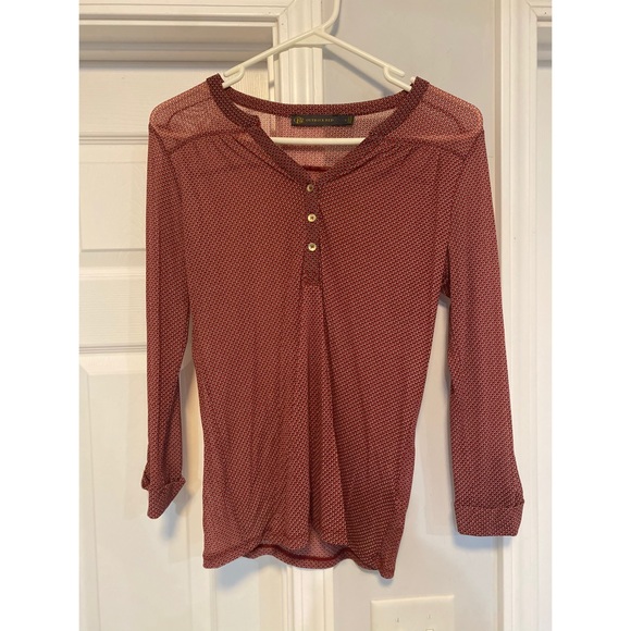 Sheer button 3/4 length top - Picture 2 of 3